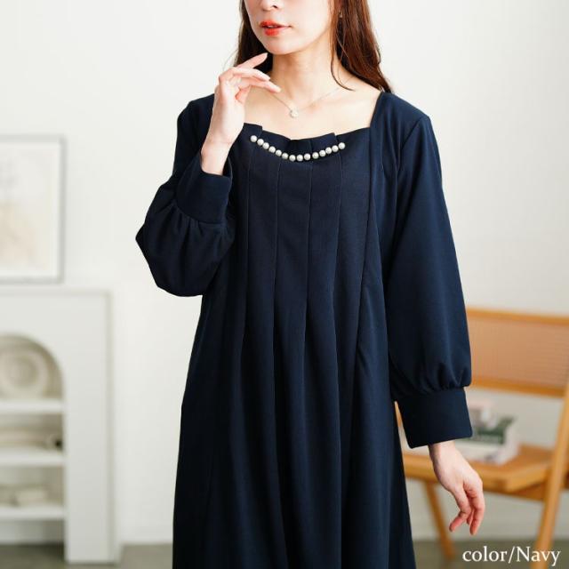 胸元タックパール付きフレアワンピース