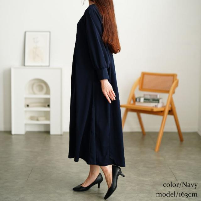 胸元タックパール付きフレアワンピース