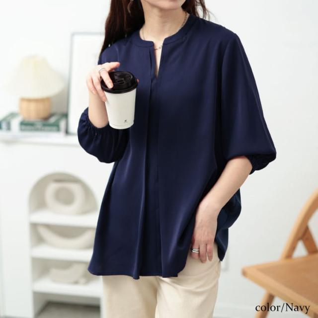 キーネックタックブラウス