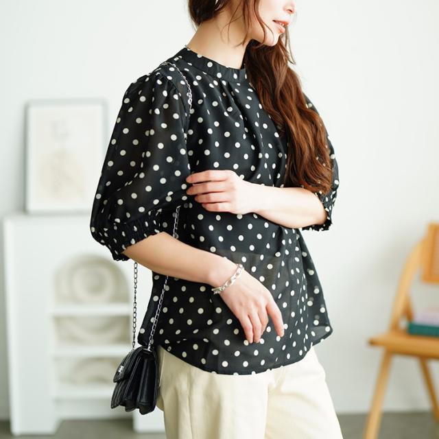 ドット柄バンドカラーパフスリーブブラウス