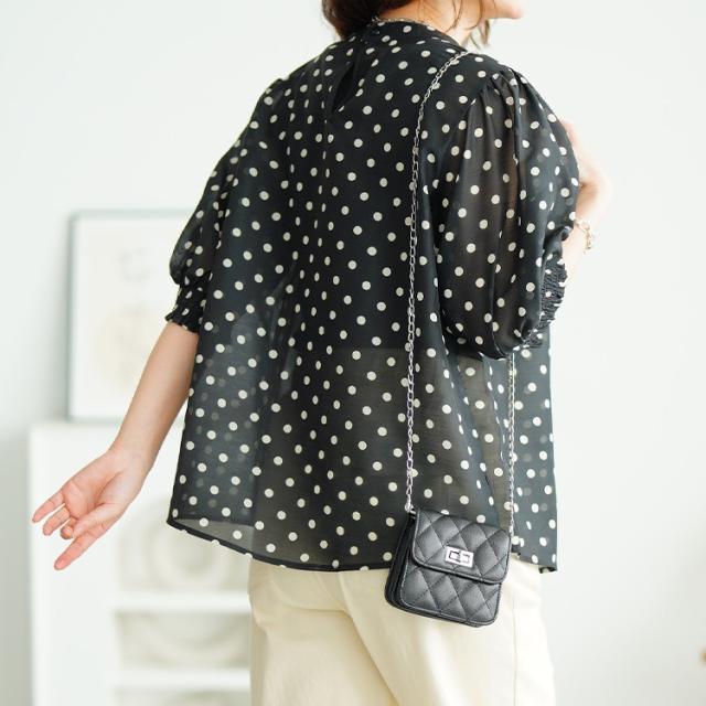 ドット柄バンドカラーパフスリーブブラウス