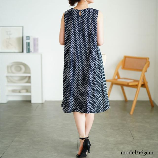 接触冷感花柄タックノースリーブワンピース