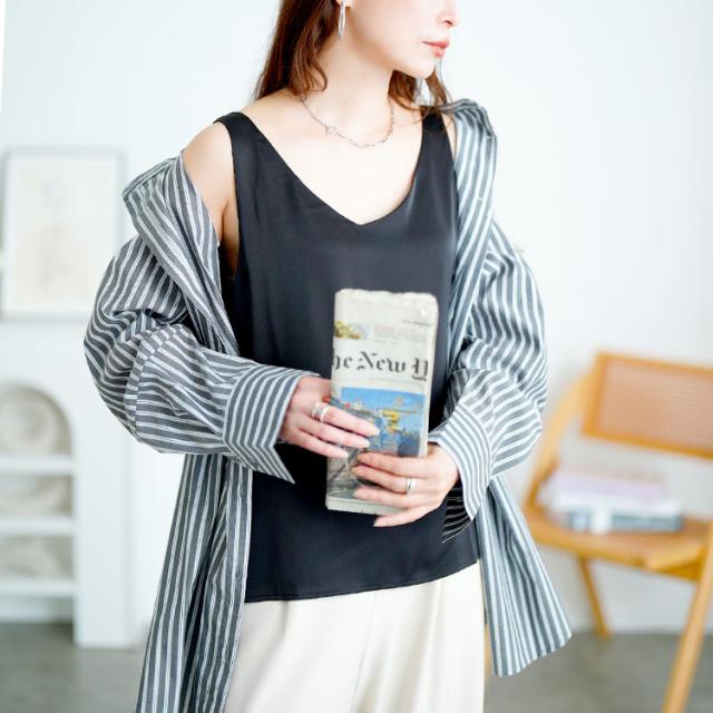 バックストラップVネックノースリーブトップス