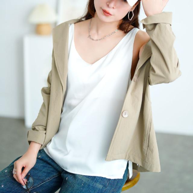 バックストラップVネックノースリーブトップス