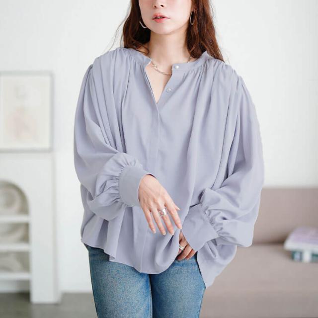 パールボタンバンドカラーギャザーブラウス