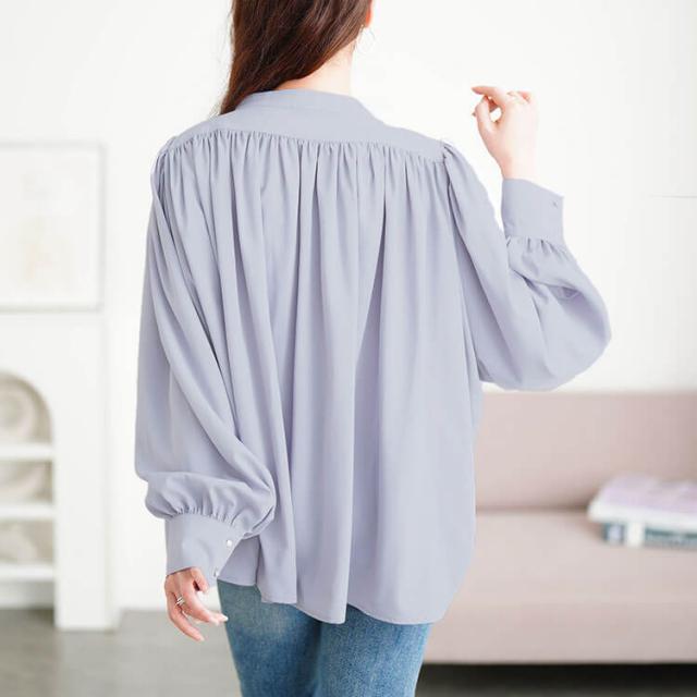 パールボタンバンドカラーギャザーブラウス