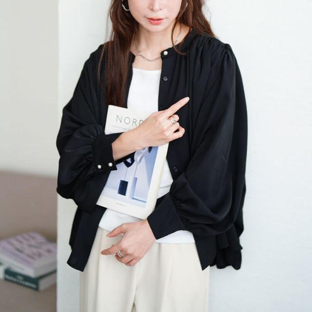 パールボタンバンドカラーギャザーブラウス