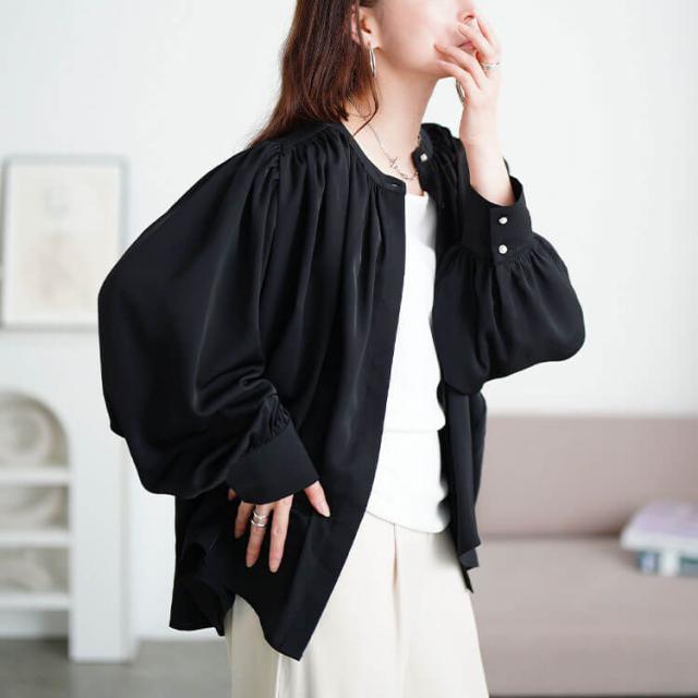 パールボタンバンドカラーギャザーブラウス