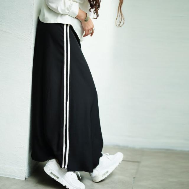 サイドラインZIPスリットフレアスカート