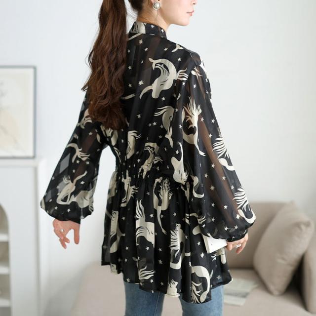 アート柄シャーリングペプラムシアーシャツ