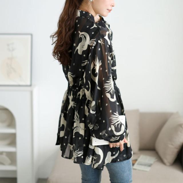 アート柄シャーリングペプラムシアーシャツ