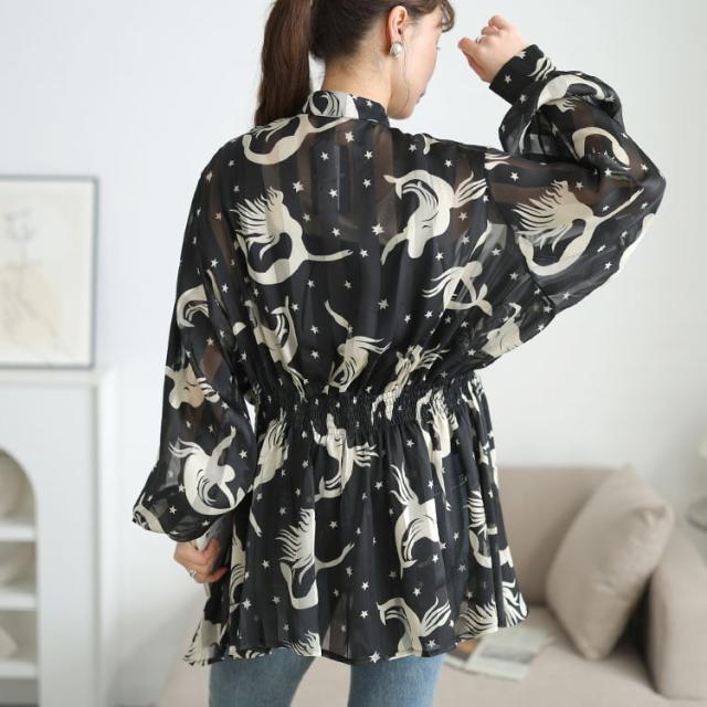 アート柄シャーリングペプラムシアーシャツ