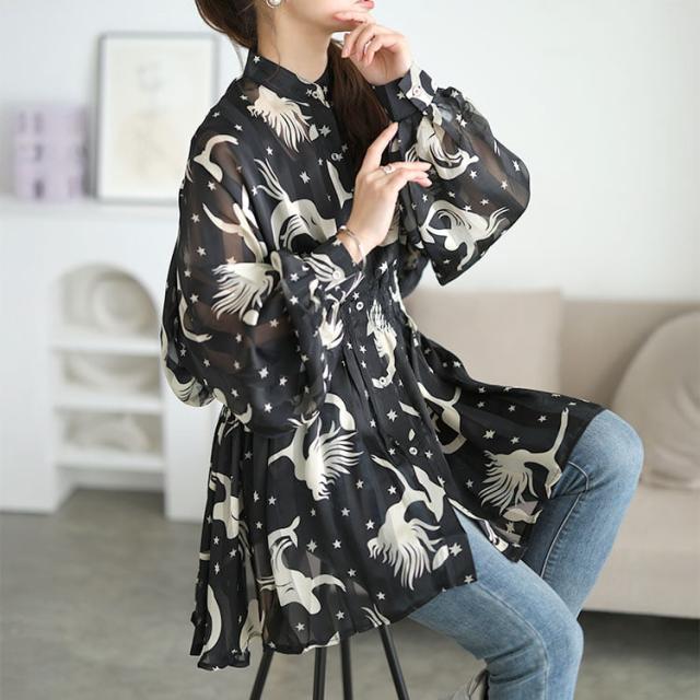 アート柄シャーリングペプラムシアーシャツ