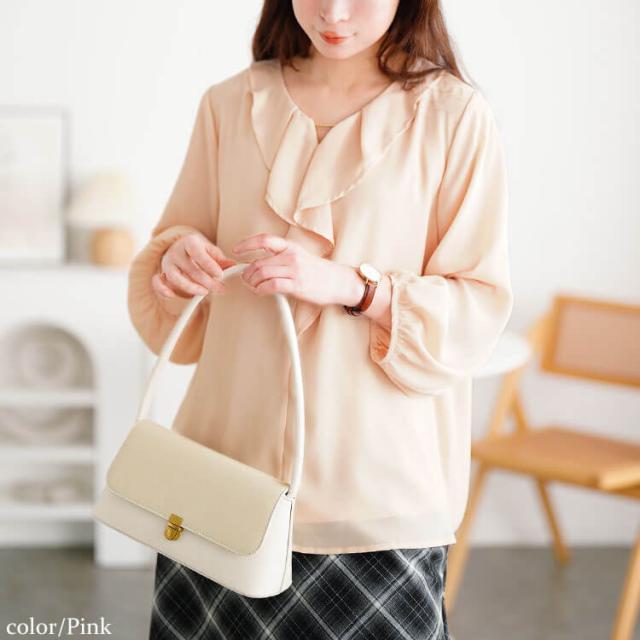 ゴールドパーツ付きラッフルブラウス