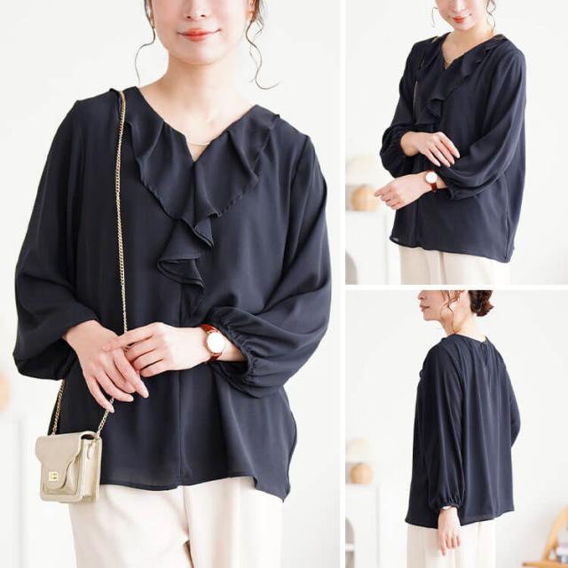 ゴールドパーツ付きラッフルブラウス