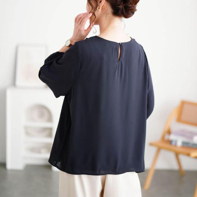 ゴールドパーツ付きラッフルブラウス