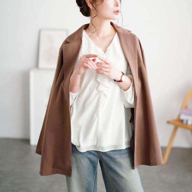 ゴールドパーツ付きラッフルブラウス