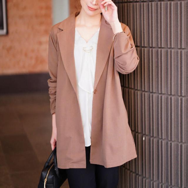 ゴールドパーツ付きラッフルタイブラウス