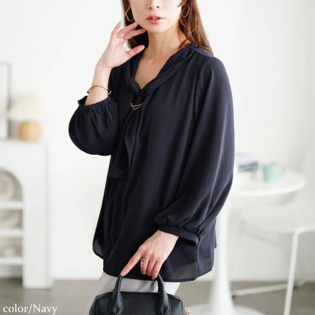 ゴールドパーツ付きラッフルタイブラウス