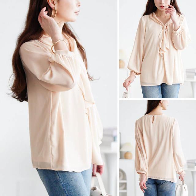 ゴールドパーツ付きラッフルタイブラウス