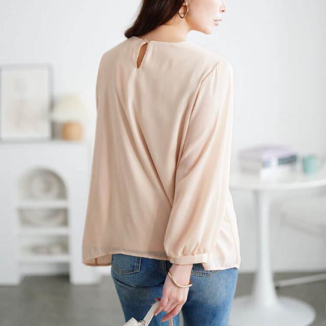 ゴールドパーツ付きラッフルタイブラウス