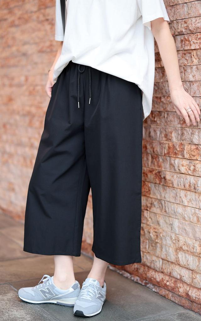 軽量ストレッチクロップドワイドパンツ