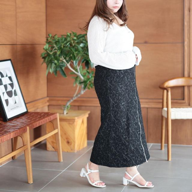 フロントジップエンボスフラワータイトスカート