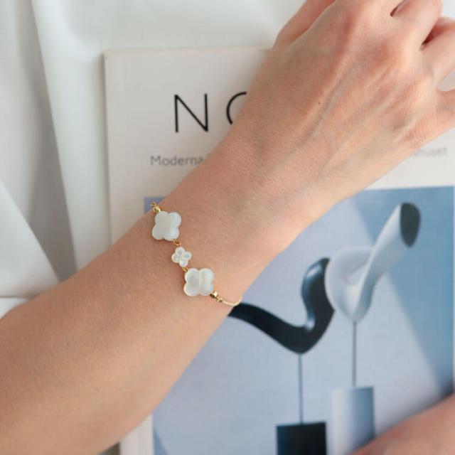 天然シェルクローバーブレスレット