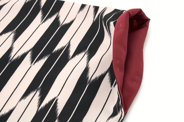 袴用二尺袖着物 黒 ブラック ピンク 矢羽根縞 ストライプ レトロモダン 小振袖 小紋柄 卒業式 女性 レディース 仕立て上がり 袴用二尺袖着物 黒 ブラック ピンク 矢羽根縞 ストライプ レトロモダン