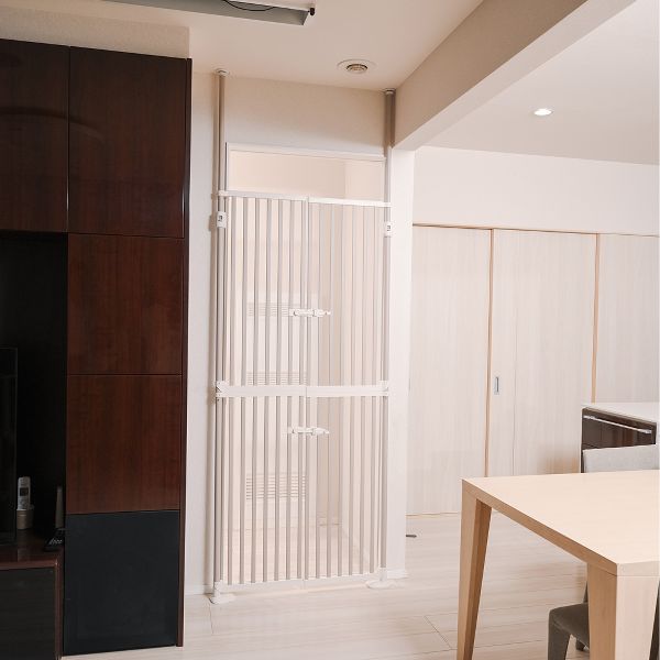 ペットゲート脱走防止飛び出し防止侵入防止猫用犬用突っ張り式柵フェンスハイタイプ猫ゲート脱走防止侵入防止飛出防止ペットゲートベージュ 