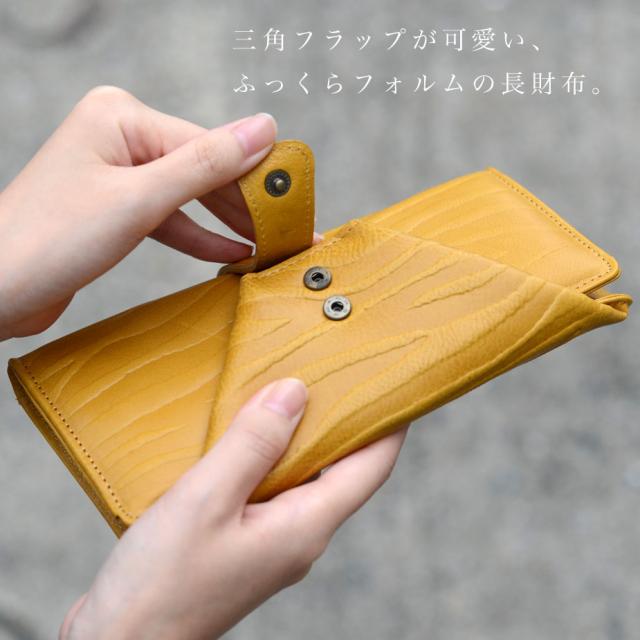 三角フラップが可愛い、ふっくらフォルムの長財布。