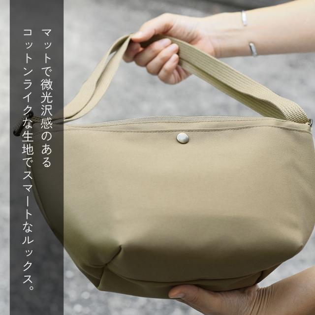 マットで微光沢感のあるコットンライクな生地でスマートなルックス。