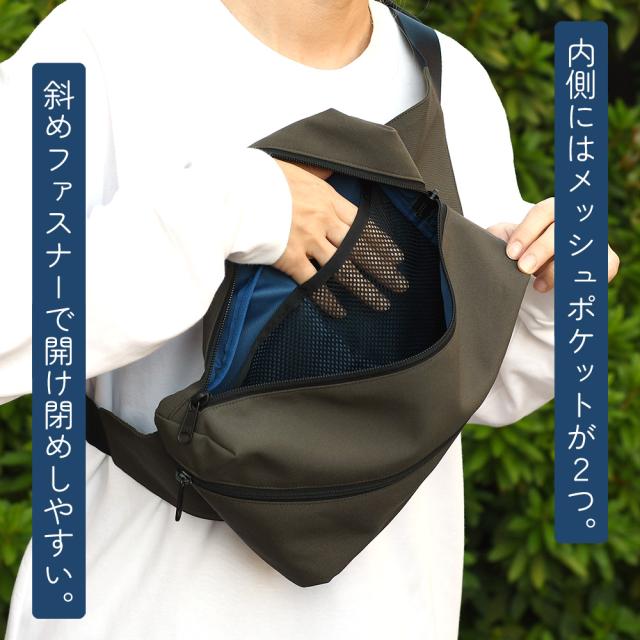 内側にはメッシュポケットが２つ。斜めファスナーで開け閉めしやすい。