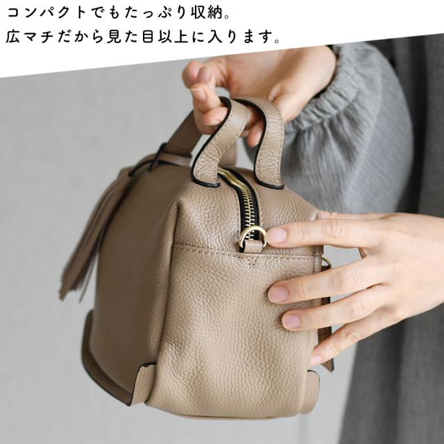 コンパクトでもたっぷり収納。広マチだから見た目以上に入ります。