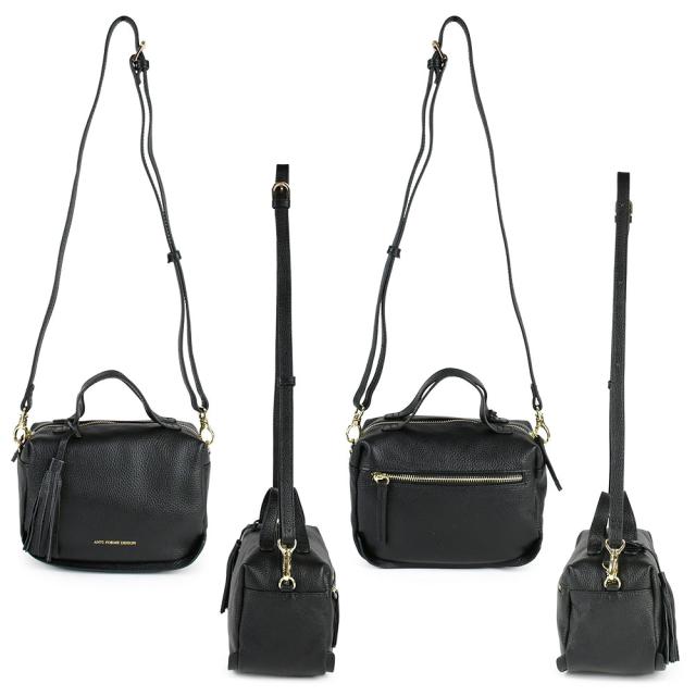 コロンとしたスクエアフォルムの自立可能なミニショルダーバッグです。