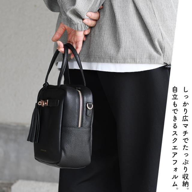 しっかり広マチでたっぷり収納。自立もできるスクエアフォルム。