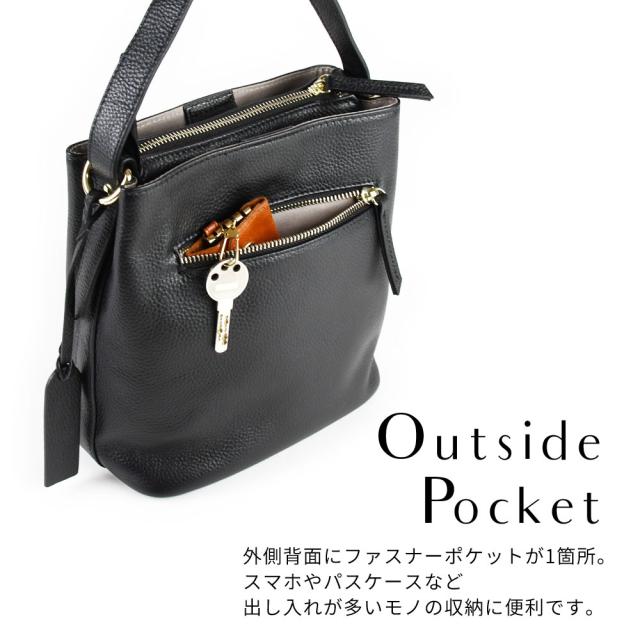 外側ポケット 外側背面にファスナーポケットが1箇所。スマホやパスケースなど出し入れが多いモノの収納に便利です。