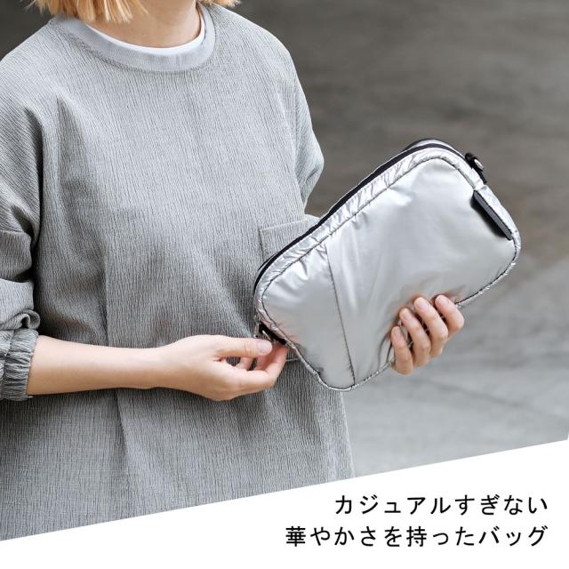 カジュアルすぎない華やかさを持ったバッグ。