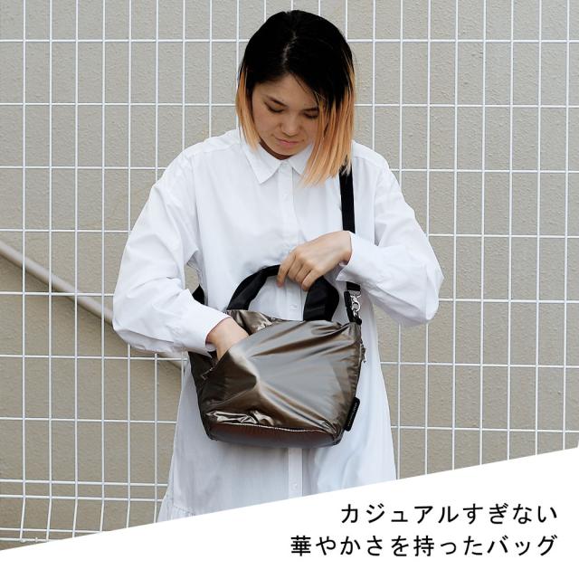 カジュアルすぎない華やかさを持ったバッグ。