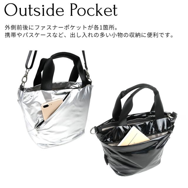 外側ポケット 外側にファスナーポケットが2箇所。携帯やパスケースなど、出し入れの多い小物の収納に便利です。