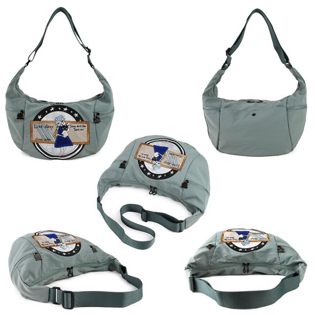 船底型のA4サイズ対応のショルダーバッグになります。