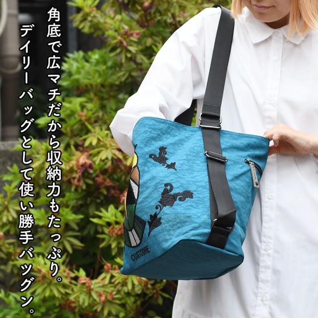 角底で広マチだから収納力もたっぷり。デイリーバッグとして使い勝手バツグン。