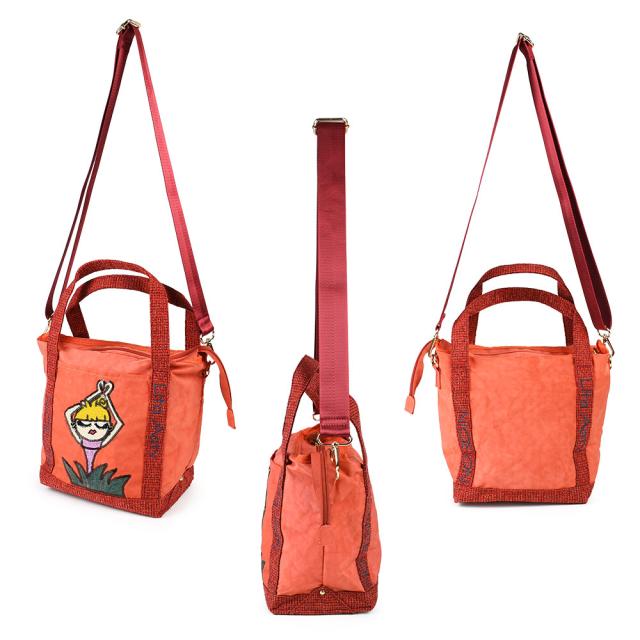 長さ調節が自由自在なショルダーベルトはナスカンでつけ外しができます。