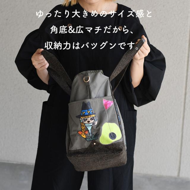 ゆったり大きめのサイズ感と角底&広マチだから、収納力はバツグンです。