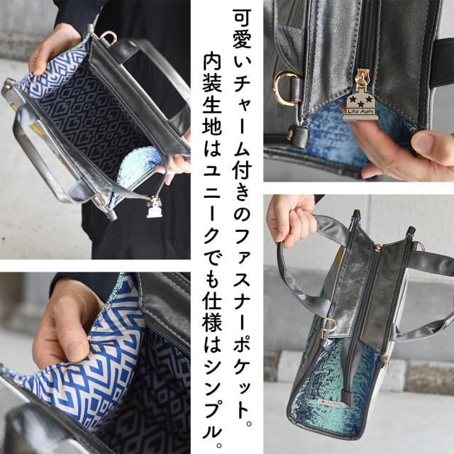 可愛いチャーム付きのファスナーポケット。内装生地はユニークでも仕様はシンプル。