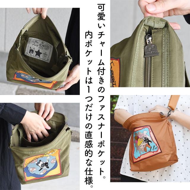 可愛いチャーム付きのファスナーポケット。内ポケットは1つだけの直感的な仕様。