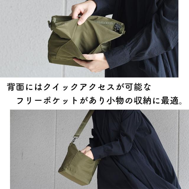 背面にはクイックアクセスが可能なフリーポケットがあり小物の収納に最適。