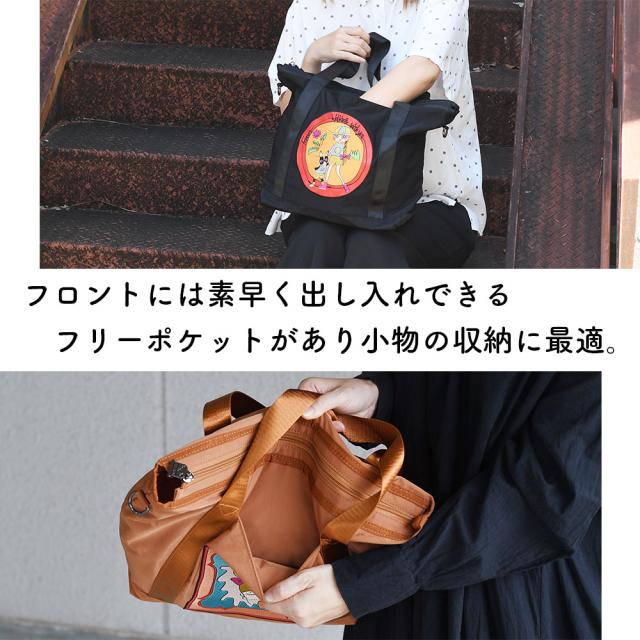 フロントには素早く出し入れできるフリーポケットがあり小物の収納に最適。