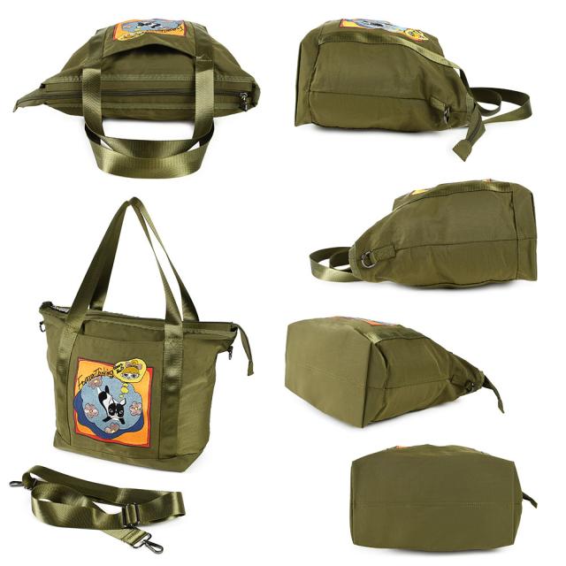 スクエア型の角底で広マチですので容量がたっぷりあります。