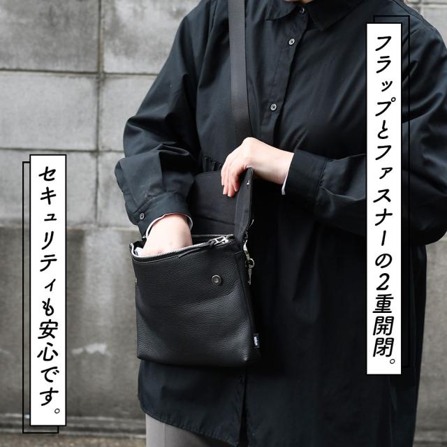 フラップとファスナーの２重開閉。セキュリティも安心です。